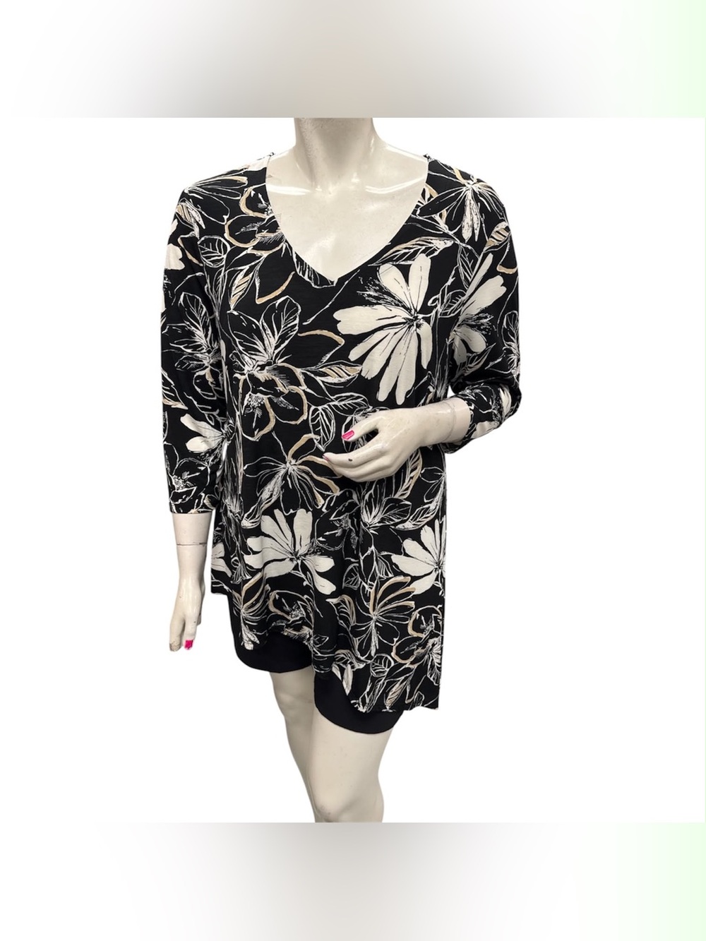 Laura NWT Black Floral V-Neck Tunic Top - Classic Floral Print Size 3X